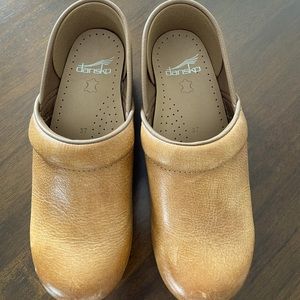 DANSKO SHOES - SIZE 37/fits like a 6.5